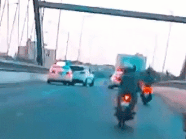 Video: CSGT truy đuổi 'ô tô điên' như phim hành động