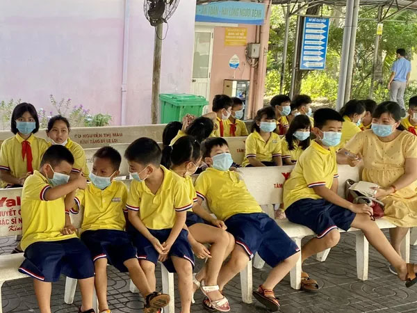 Hàng chục học sinh tiểu học nhập viện cấp cứu trong tình trạng nôn, sốt và tiêu chảy nhiều lần