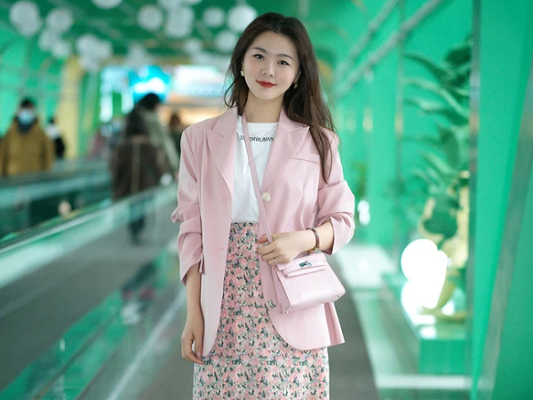 Street style Châu Á: Họa tiết hoa phủ sóng nhưng sao có người mặc lên như váy ngủ thế này!