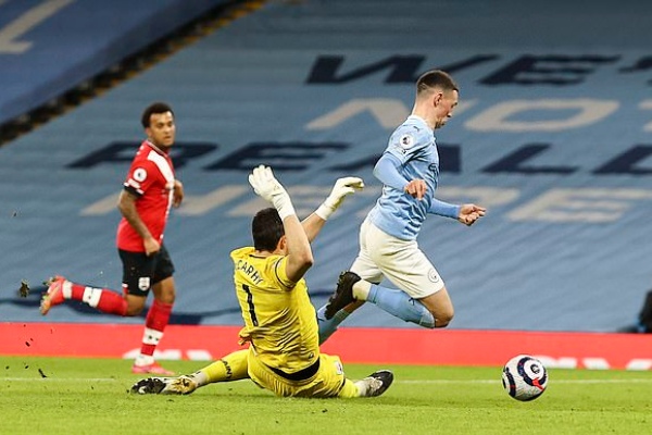 Man City thắng 5 bàn, Pep Guardiola vẫn không hài lòng về VAR