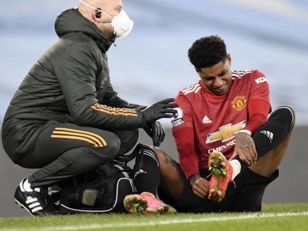 Man Utd thay gần nửa đội hình để đấu Milan