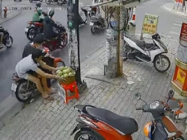 Phẫn nộ clip 3 thanh niên 'chôm' cả rổ xoài của người bán hàng rong ở Sài Gòn rồi phóng xe mất hút