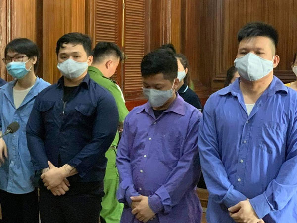 Trộm tiền của khách mua dâm qua lỗ thủng giữa 2 phòng