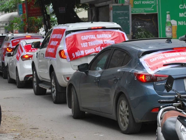 Hà Nội: 'Khốn khổ' vì mua chung cư cao cấp 5 năm chưa được làm hộ khẩu, cư dân mang ô tô dán băng rôn diễu phố phản đối chủ đầu tư