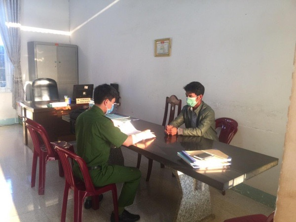 Mua dây chuyền giả, đem cầm cố như đồ thật