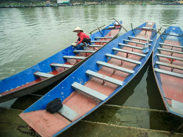 Người dân chùa Hương tất bật chờ đón khách thập phương