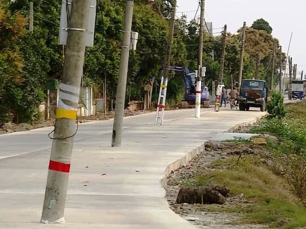 40 cây cột điện bỗng 'mọc' giữa đường 'giăng bẫy' người qua lại