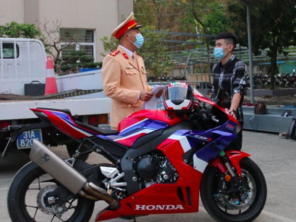 Trần tình của nam thanh niên điều khiển xe phân khối lớn tốc độ 299km/h ở Đại lộ Thăng Long