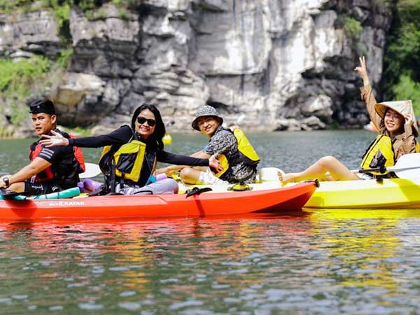 Chỉ 2 triệu bay hạng sang ở 5 sao, dân 'cuồng chân' tự lập hội đi chơi