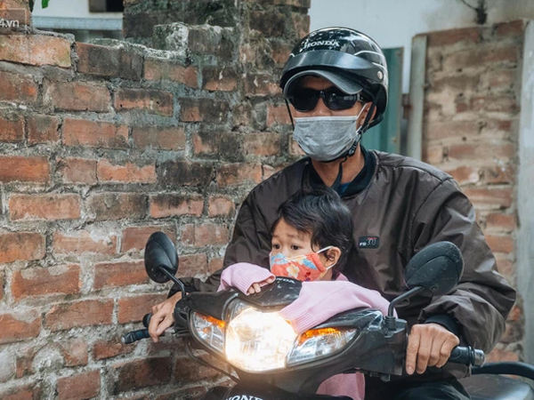 Cuộc sống hiện tại của người bố địu con bán bọc chân chống xe máy ở Hà Nội: Bé gái đã được đến trường