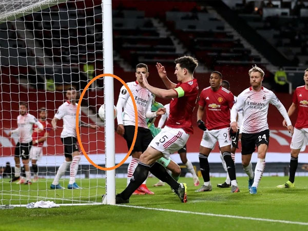 Đối diện khung thành bỏ trống, đội trưởng Man United đá trúng cột dọc một cách 'thần kỳ'