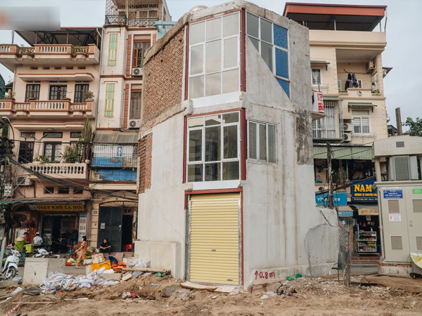 Những ngôi nhà 'kì dị' ở Hà Nội: Nhà hẳn... 4 mặt tiền, nhà thì siêu mỏng siêu nhỏ