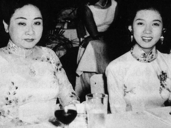 Đám tang NSƯT Thanh Nga: Người nối dài 3 ngày, NSND Phùng Há quỳ xuống bật khóc