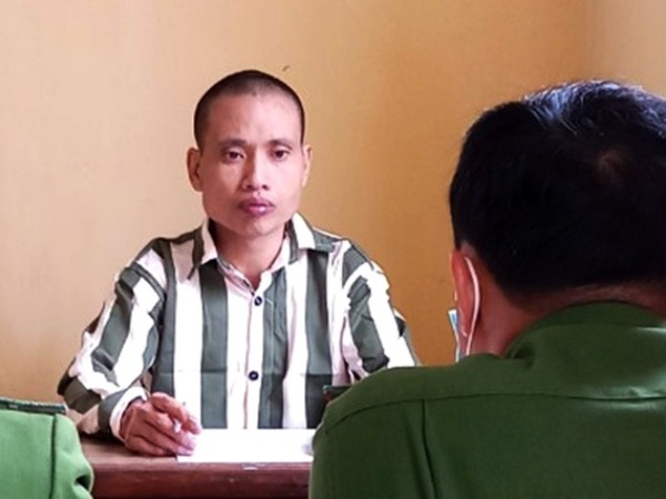Phạm nhân dỡ mái nhà vệ sinh bỏ trốn
