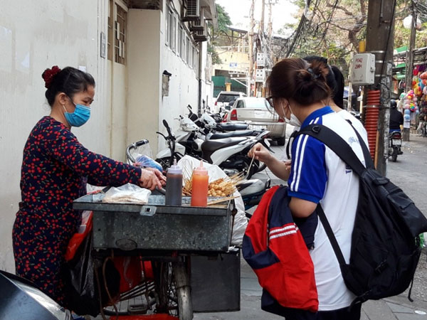 Đồ ăn giá rẻ, không rõ nguồn gốc “bủa vây” trường học