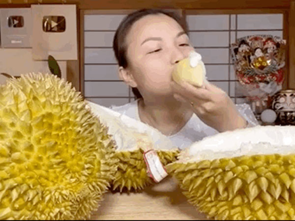 Quỳnh Trần JP ăn sầu riêng kèm với 1 món độc lạ, netizen đồng loạt đòi 'ói' tại chỗ vì quá kinh dị!