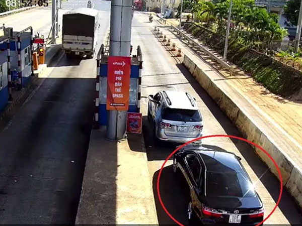 Xế hộp 'xịn' 3 lần trốn trạm thu phí Liên Đầm trên Quốc lộ 20