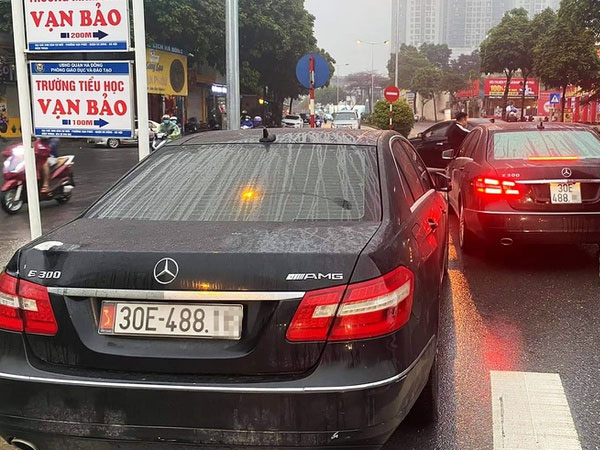 Công an bàn giao ôtô Mercedes E300 biển thật cho chủ sở hữu