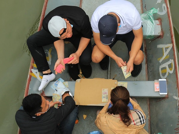 Du khách vô tư mở chiếu bạc trên đò, 'sát phạt' công khai khi đi lễ chùa Hương