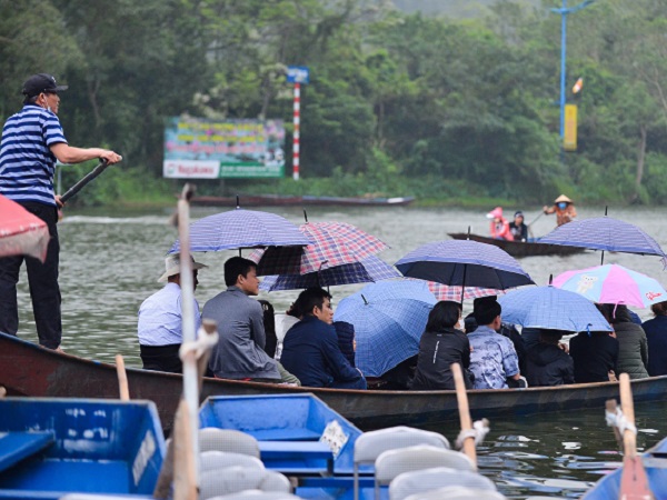 Hàng vạn người đổ về chùa Hương trong ngày mở cửa trở lại, người lái đò phấn khởi: 'Hôm nay Tết mới chính thức bắt đầu'