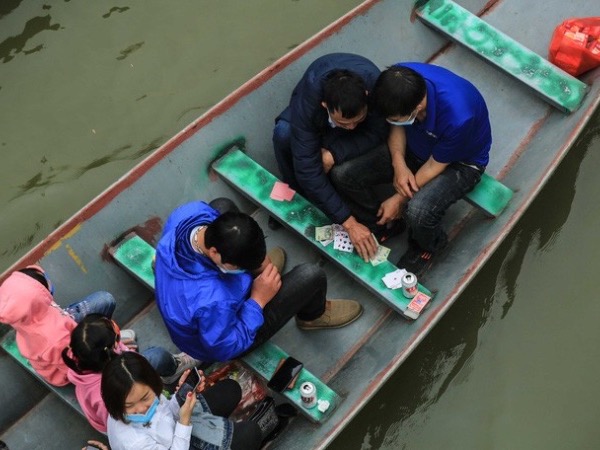 Ban quản lý chùa Hương nói gì trước tình trạng du khách đánh bài trên thuyền?