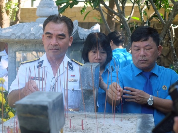 Dâng hương tưởng nhớ 64 chiến sĩ Gạc Ma