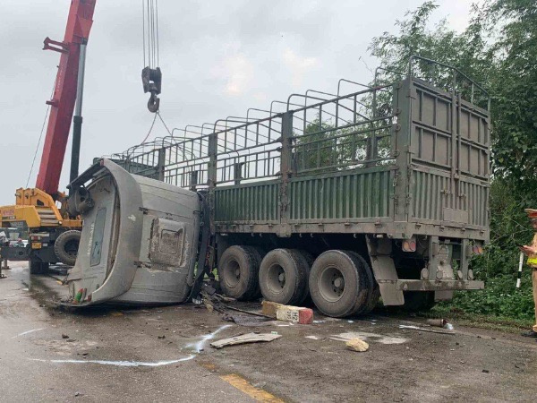 Hai xe container đấu đầu, 1 tài xế bị thương nặng, quốc lộ tắc nghẽn nhiều giờ