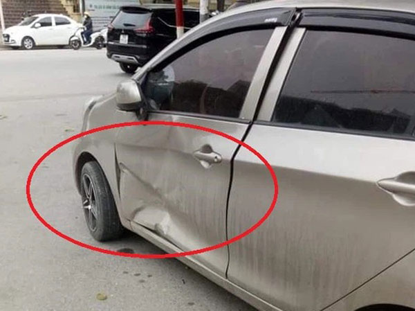 Lấy ô tô, tài xế hoảng hốt vì vết lõm lớn trước đầu xe, mảnh giấy người lạ để lại gây tò mò