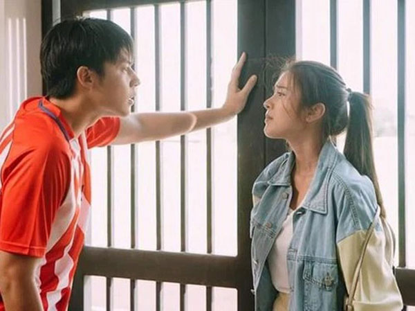 Về nhà sau khi ly thân vợ, đêm khuya nghe bố thủ thỉ hỏi mẹ 1 câu mà anh ta lặng người, hôm sau quyết quay về xin lỗi vợ