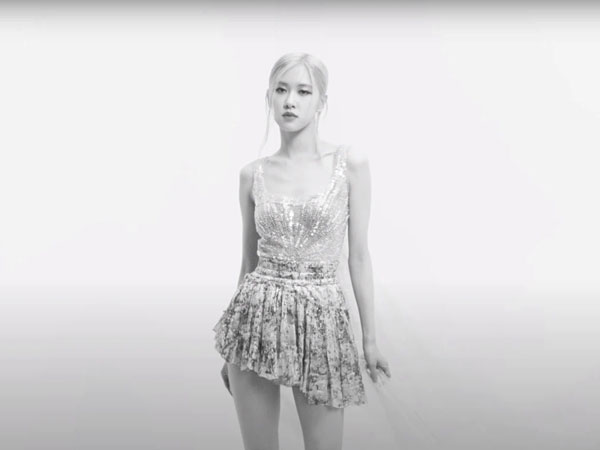 Rosé (Black Pink) mặc thiết kế số 57 của Công Trí, netizen lại gọi tên Đỗ Mạnh Cường vì một phân cảnh 2 giây