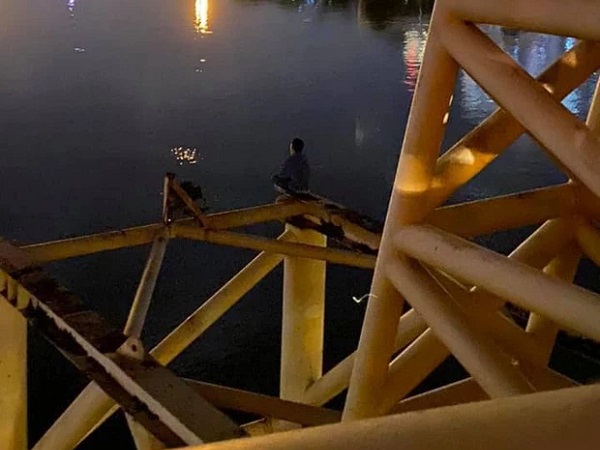 Thuyết phục kịp thời thanh niên ngồi vắt vẻo trên trụ cầu, có ý định tự tử