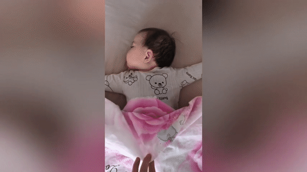 Bé gái có tư thế ngủ 'bá đạo' không ai bằng khiến người xem phải 'ngả mũ bái phục', mẹ còn tưởng con mắc bệnh