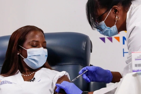 Mỹ 'để không' hàng chục triệu liều vaccine trong khi thế giới đang khan hiếm