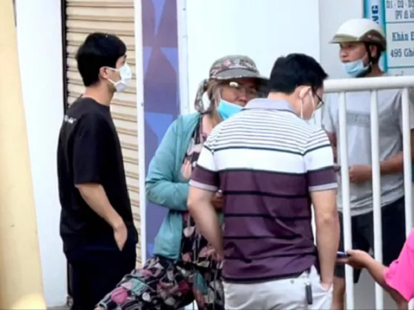 Người hâm mộ chen kín quày bán để mua vé xem trận HAGL - Bình Định