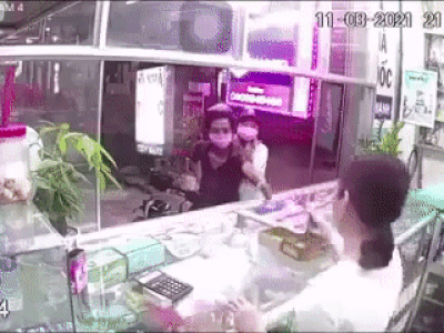 Clip: Đôi nam nữ đi xe máy vào hỏi mua 'thuốc sinh lý' rồi rồ ga chạy mất, sự việc khó hiểu hệt như biểu cảm của nữ chủ tiệm