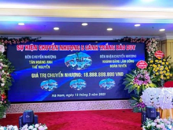 Xôn xao hình ảnh buổi lễ nhượng bán hoa lan 5 cánh trắng với giá gần 19 tỷ đồng ở Hà Nam