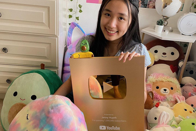 Nút vàng YouTube chính thức về tay Jenny Huỳnh, anh trai mặn mòi tiết lộ món quà cực độc cho em gái