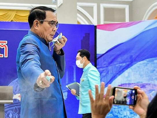 Thủ tướng Thái xin lỗi vì xịt cồn vào phóng viên