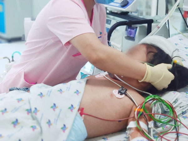 Cứu bé gái 8 tuổi sốt xuất huyết nguy kịch sốc tái đi tái lại, tràn dịch màng phổi 2 lần