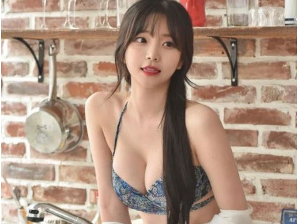 Bực mình vì bị chê là 'non', nữ streamer cắt váy ngay trên sóng, khoe 'body phụ huynh' khiến khán giả trầm trồ