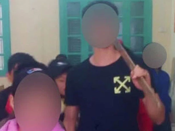 Xôn xao clip một 'thầy giáo' quay tiktok, mang gậy đi trả thù như giang hồ khi học sinh của mình bị lớp khác bắt nạt