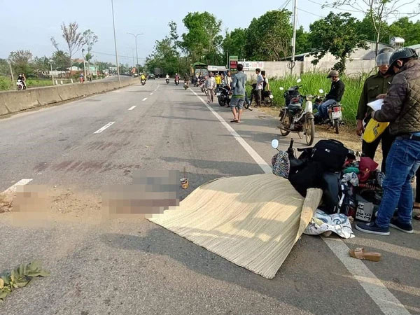Xe máy va chạm với ô tô tải, người phụ nữ tử vong thương tâm