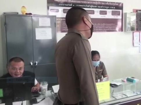 Vợ dính cả bản sao đăng ký kết hôn lên áo chồng, khi biết lý do ai cũng phải phì cười