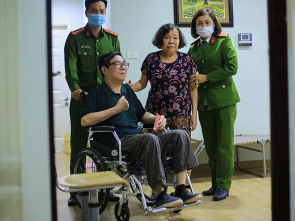 Hà Nội: Công an đến tận nhà hướng dẫn, dìu người cao tuổi đến điểm cấp căn cước công dân lưu động
