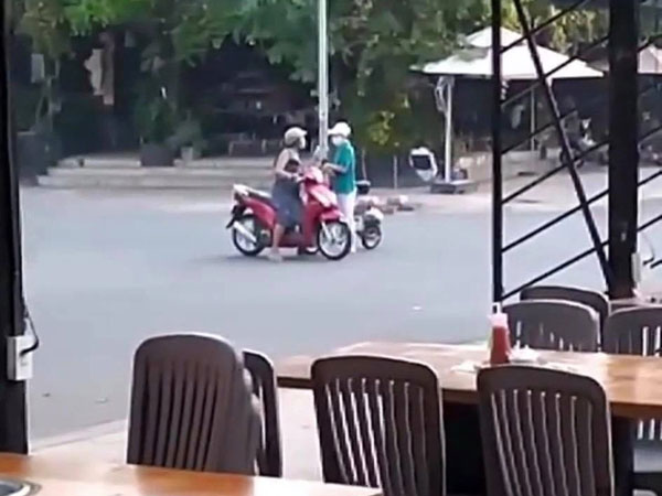 Dừng xe đứng nói chuyện giữa ngã tư, hai người phụ nữ khiến người xung quanh toát mồ hôi vì tưởng đánh ghen, hóa ra lý do lại hoàn toàn khác