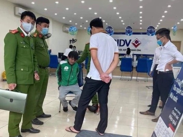 Bắt 'nóng' đối tượng mặc áo Grab cầm súng xông vào cướp ngân hàng ở Hà Nội