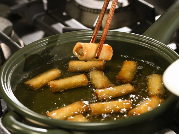 Những sai lầm 'chết người' khi dùng dầu ăn mà hầu hết người Việt đều phạm phải, vô tình biến món ăn thành 'chất độc'