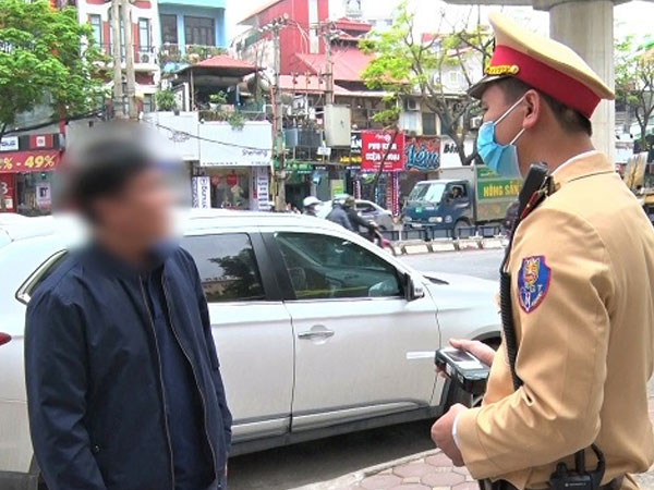 Video: Tài xế bỏ xe rồi đi, quyết không chịu đo nồng độ cồn