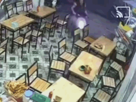 Clip: 2 cô gái lao thẳng vào cửa hàng bên đường, đâm đổ loạt bàn ghế trước sự ngỡ ngàng của gia chủ