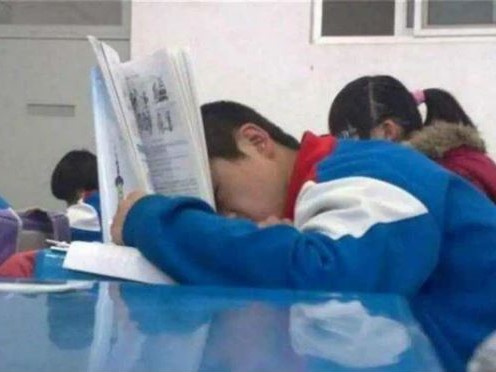 Mẹ đi vào phòng tắm lúc 1h sáng, thấy hành động của con trai liền đưa ngay vào bệnh viện, cứu con một lần thoát chết